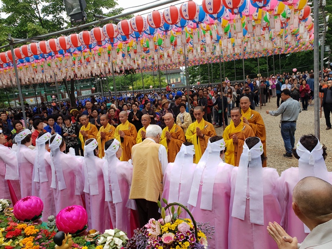 Partake in the Vesak Ceremony at Yonggungsa Cham Joeun Uri Temples